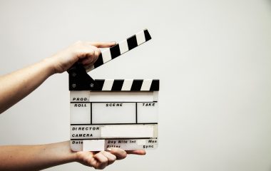 藏锋电视剧剧组拍摄现场，导演与演员在古装场景中沟通调度，背景为精心布置的古代建筑